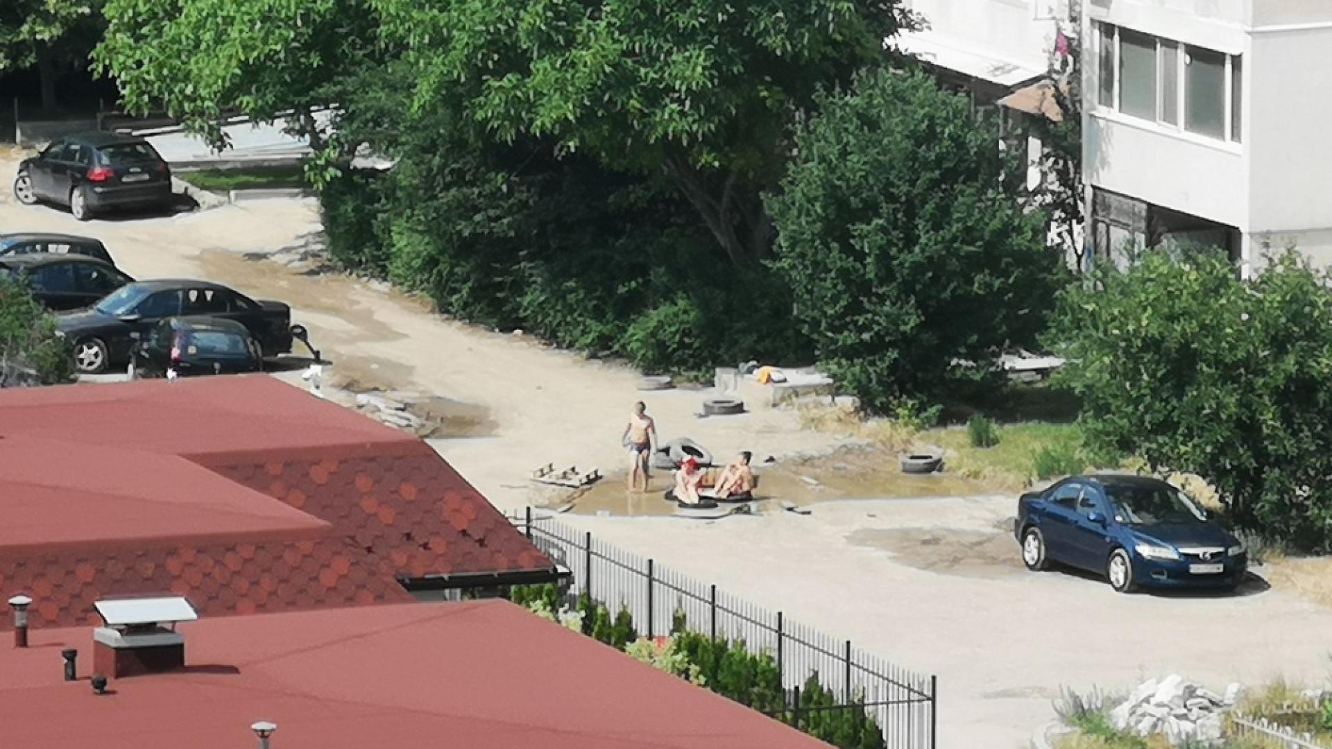 Хлапета по бански смениха басейна с... локва пред блока (СНИМКА)