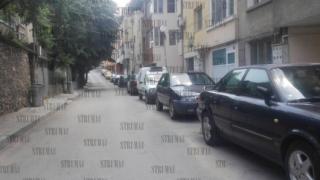 Благоевградски роми, въоръжени с камъни и дървета, потрошиха всичко по пътя си заради забележка (СНИМКИ)