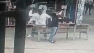 Не пожелаваме никому подобна случка: Невинен мъж си стоеше спокойно, а непознат с огромно мачете се приближи и ... (ВИДЕО)