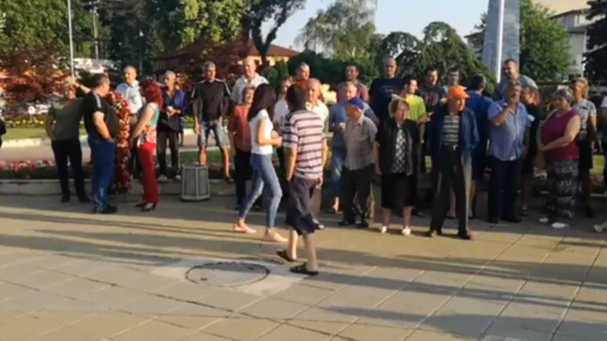 Бунт в Угърчин: Цигани са убили няколко жители на града, вече не се търпят набезите им, твърдят протестиращи (ВИДЕО)