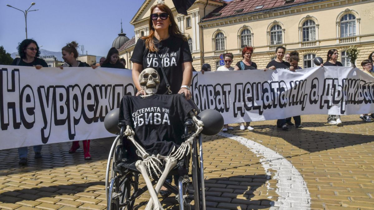 Родителите на деца с увреждания: Оставаме в палатката, докато не бъде приет Законът за личната помощ