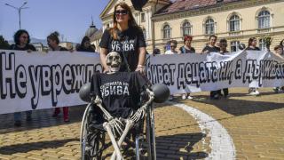 Родителите на деца с увреждания: Оставаме в палатката, докато не бъде приет Законът за личната помощ
