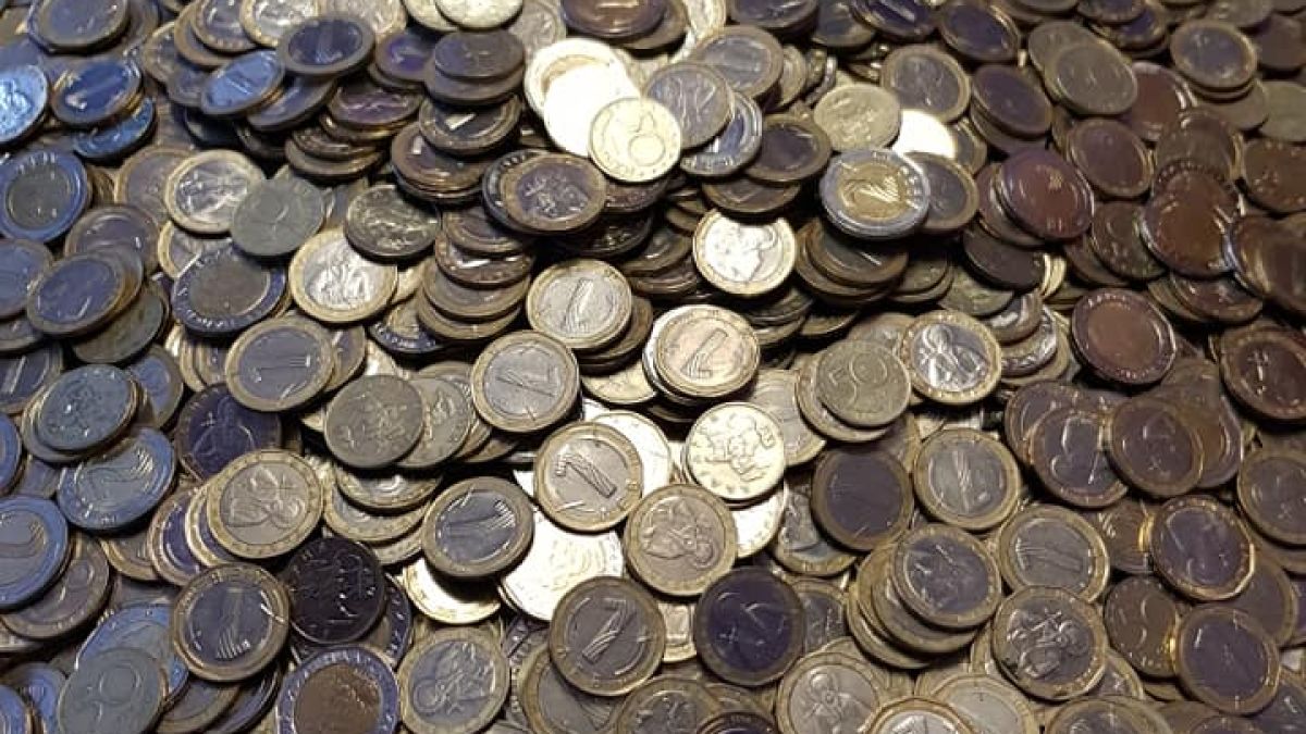 Софиянец събира месеци наред монети, напълни с тях бутилка от минерална вода, но сега...  (СНИМКИ)