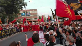 Протест в Скопие срещу смяната на името, хвърлиха коктейл "Молотов" срещу сградата на парламента