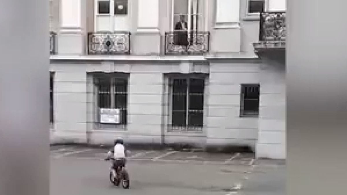 Страховито ВИДЕО: Майка снима зловещ призрак, гледащ сина й в старо имение