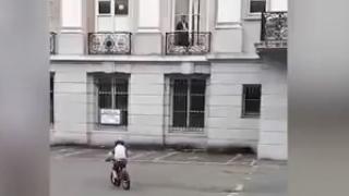 Страховито ВИДЕО: Майка снима зловещ призрак, гледащ сина й в старо имение