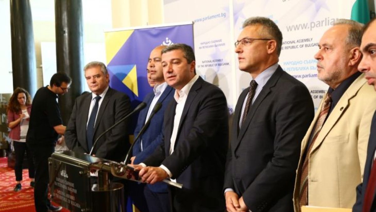 Драгомир Стойнев обясни гневно защо БСП напусна пленарната зала