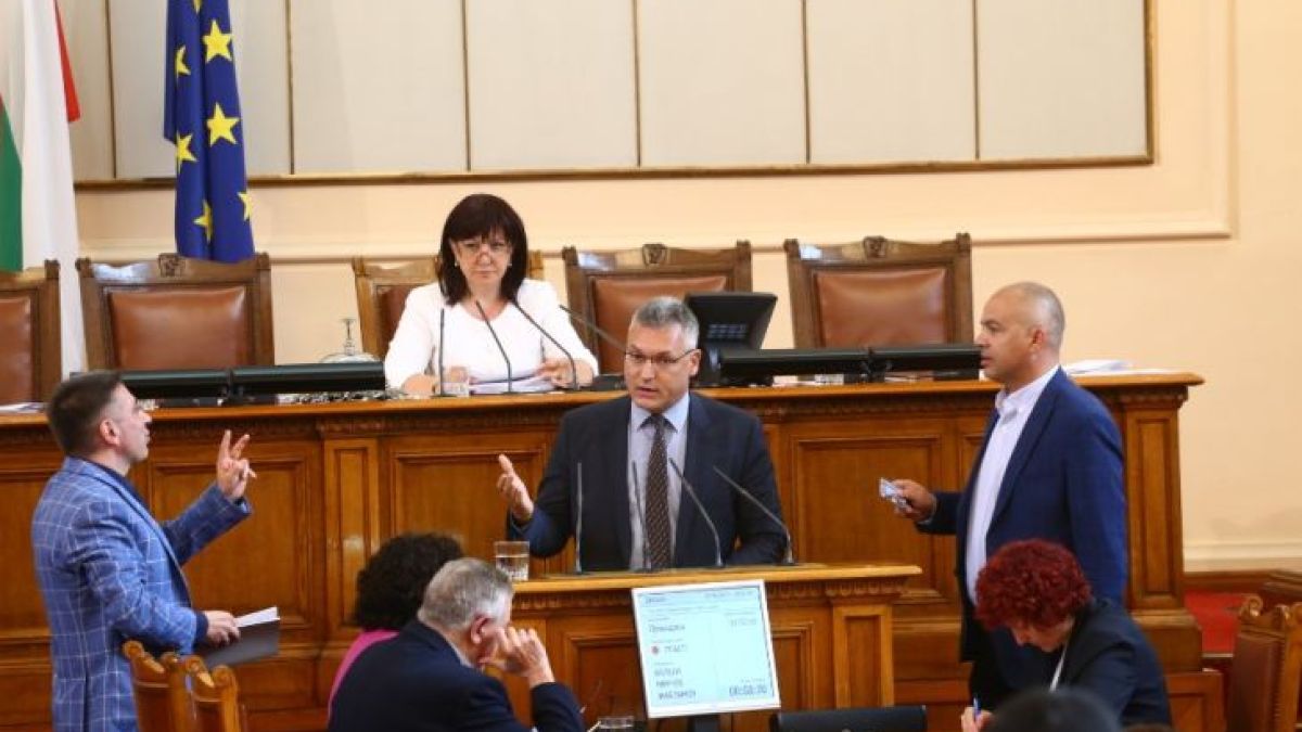Извънредно в БЛИЦ! Бесен скандал и крясъци в парламента
