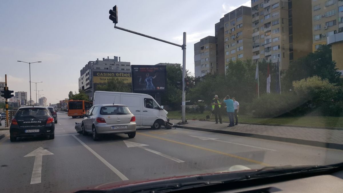 Първо в БЛИЦ! Ново страшно автомеле на столичен булевард (СНИМКА)