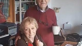 Това е любов! Ето какво се научи да прави 84-годишен мъж в името на съпругата си, която ослепява (ВИДЕО)