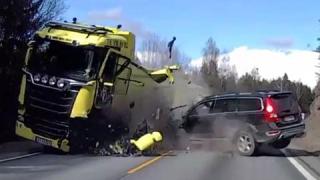 Адски зрелищно! Volvo в челен сблъсък с 40-тонна Scania (ВИДЕО)