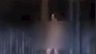 Чисто гола девойка скандализира мрежата с еротичния си танц пред паметник (ВИДЕО 18+)