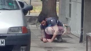 Внимание! Откачил наркоман броди из пловдивски квартал и боде със спринцовка (СНИМКИ)