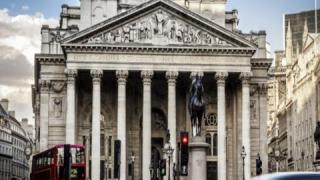 Какво става на Острова? Банките затварят по 60 клона на месец във Великобритания