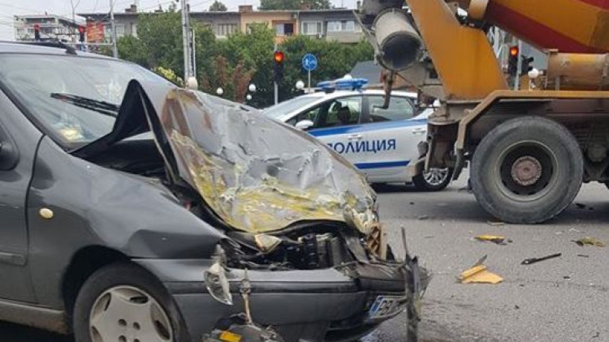 Кола се заби в бетоновоз в Пловдив (СНИМКИ)