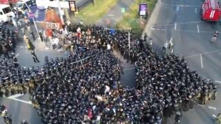 Брутално ВИДЕО: Полицейска кохорта гази, мачка и влачи протестиращи срещу гей парада в Киев