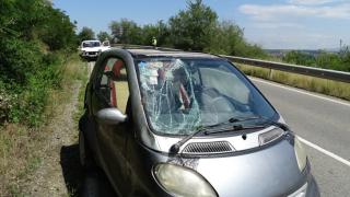 Двама македонци пострадаха след зрелищна каскада на АМ "Струма" (ВИДЕО)