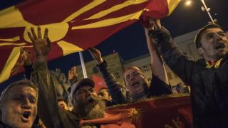 Полицаи и цивилни граждани са ранени при протестите в Скопие