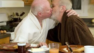 Учени със страшно заключение за ЛГТБ-старостта: Слабоумие, самота и СПИН