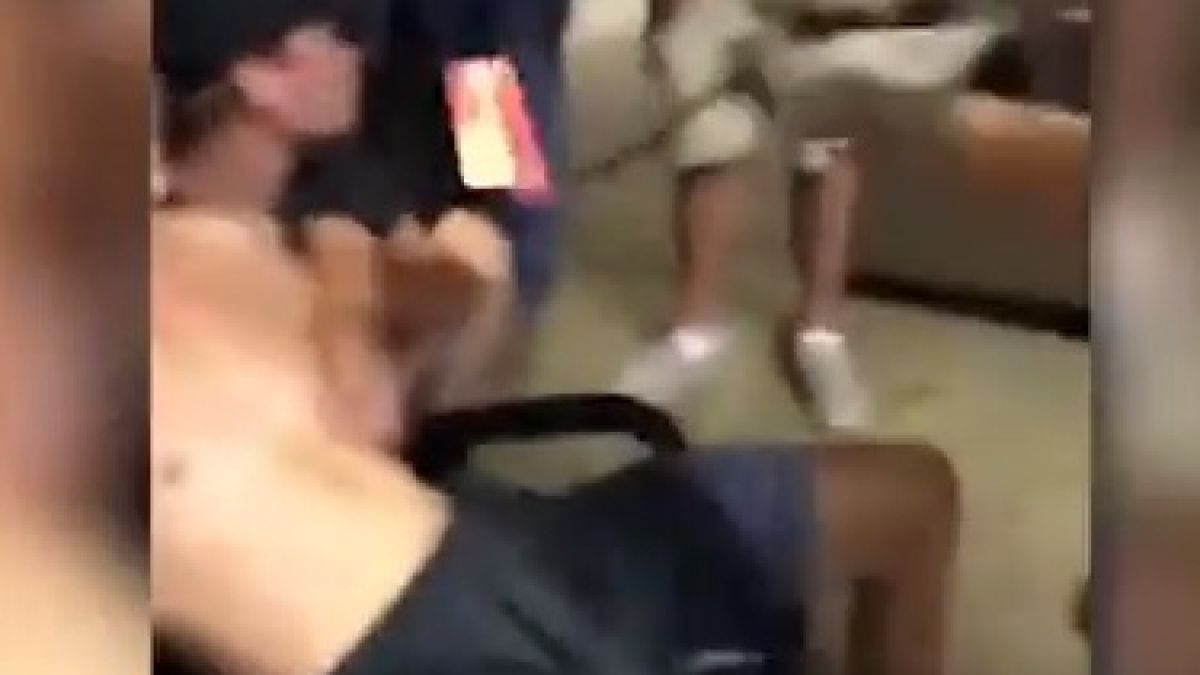 Ужасяващо ВИДЕО! Мъж си прави белег на гърдите с нажежено желязо (ВИДЕО 18+)