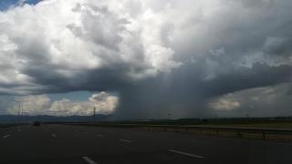 Столицата е под вода след мощната гръмотевична буря и порой! Шахта изби насред града, мол бе в аварийно положение (СНИМКИ/ВИДЕО)