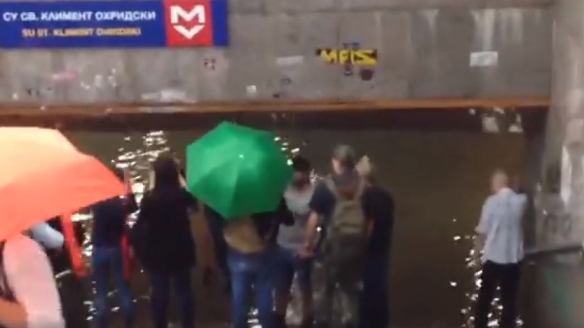 Воден апокалипсис парализира София: Молове, метростанции и подлези протекоха, а на бул. "Патриарх Евтимий" е нещо невиждано! Зрелищни ВИДЕА и СНИМКИ