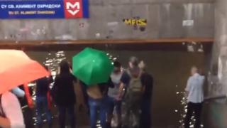 Воден апокалипсис парализира София: Молове, метростанции и подлези протекоха, а на бул. "Патриарх Евтимий" е нещо невиждано! Зрелищни ВИДЕА и СНИМКИ