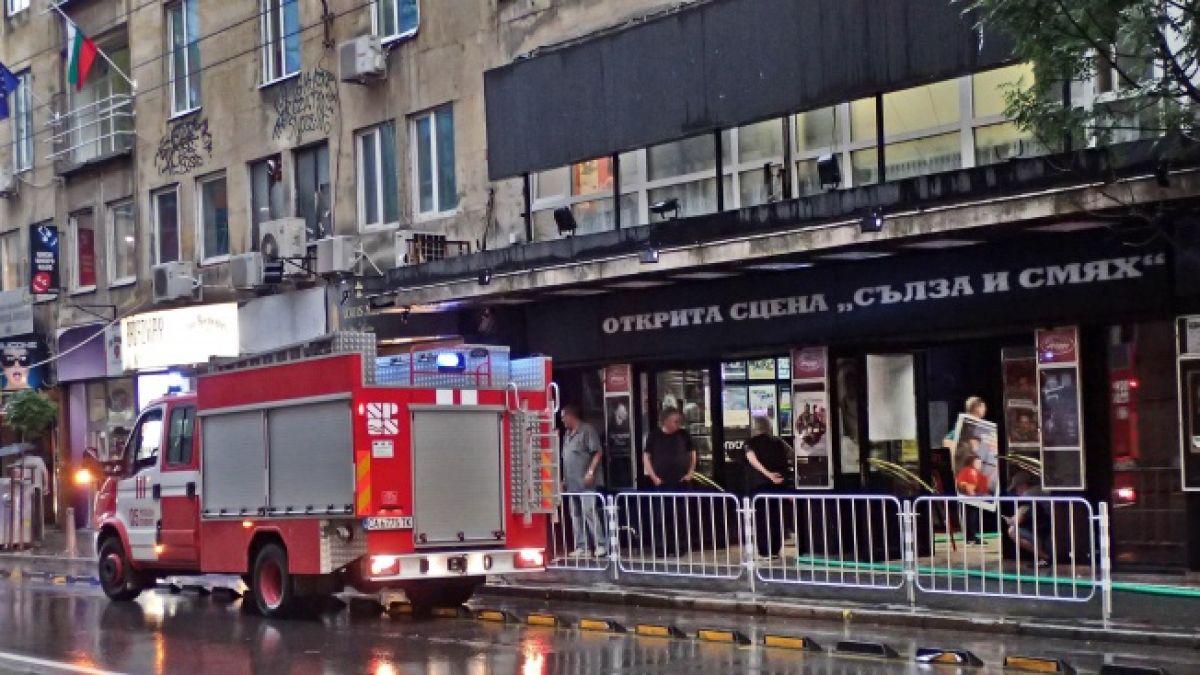 Театър "Сълза и смях" е под вода (СНИМКИ)