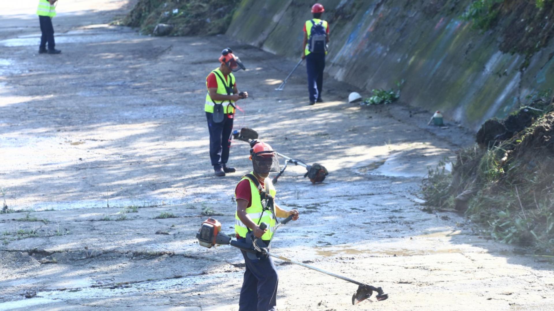Фоторепортаж на БЛИЦ: Фандъкова инспектира почистването на Владайската река (СНИМКИ)