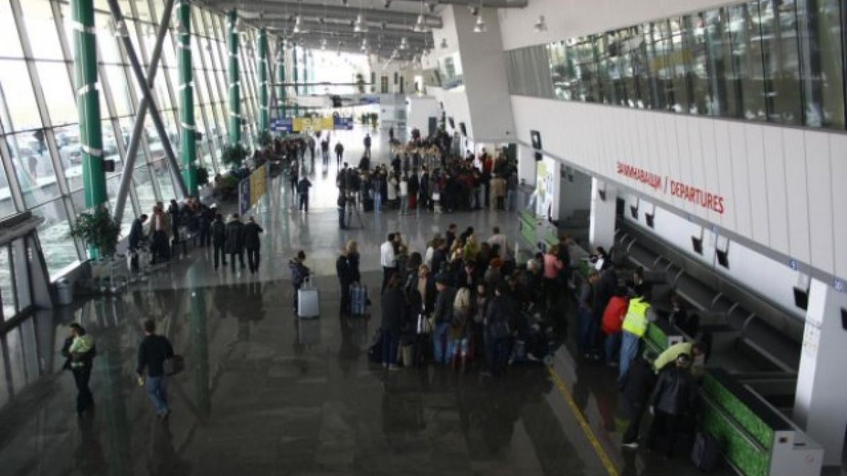 Мълния удари самолет на "Райънеър" на летище Пловдив, 100 пътници в капан