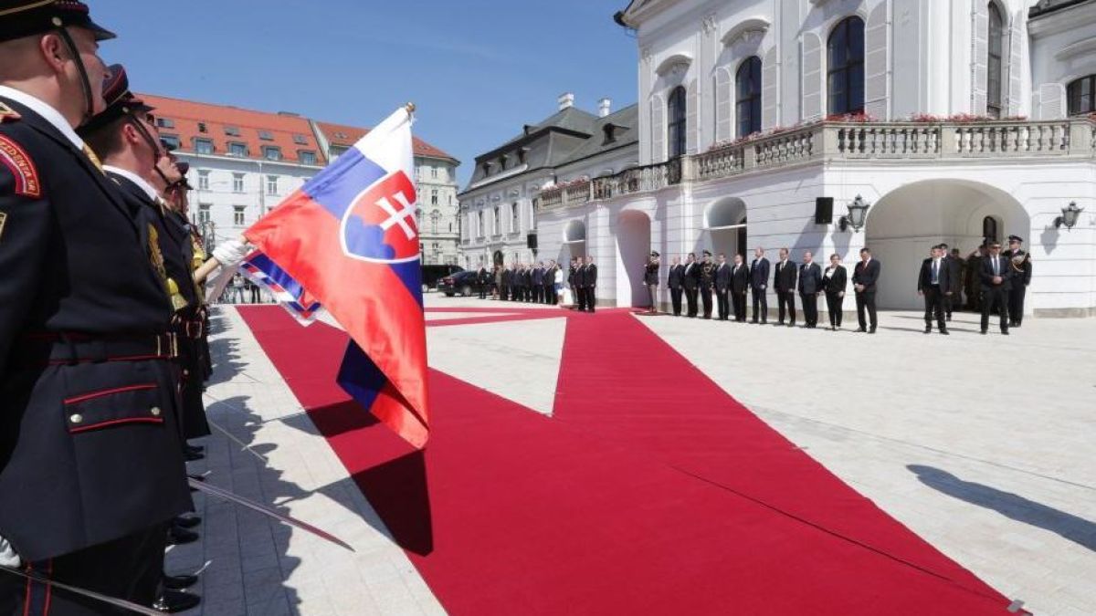 Преди дни Борисов поиска пълно затваряне на границите на ЕС, а днес от Братислава Радев отсече, че… (СНИМКИ)