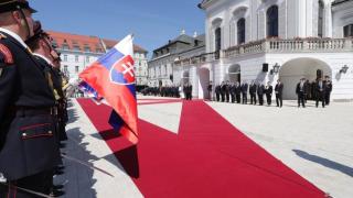 Преди дни Борисов поиска пълно затваряне на границите на ЕС, а днес от Братислава Радев отсече, че… (СНИМКИ)