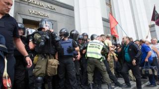 Извънредно от Киев: Щурмуваха парламента (СНИМКИ/ВИДЕО)