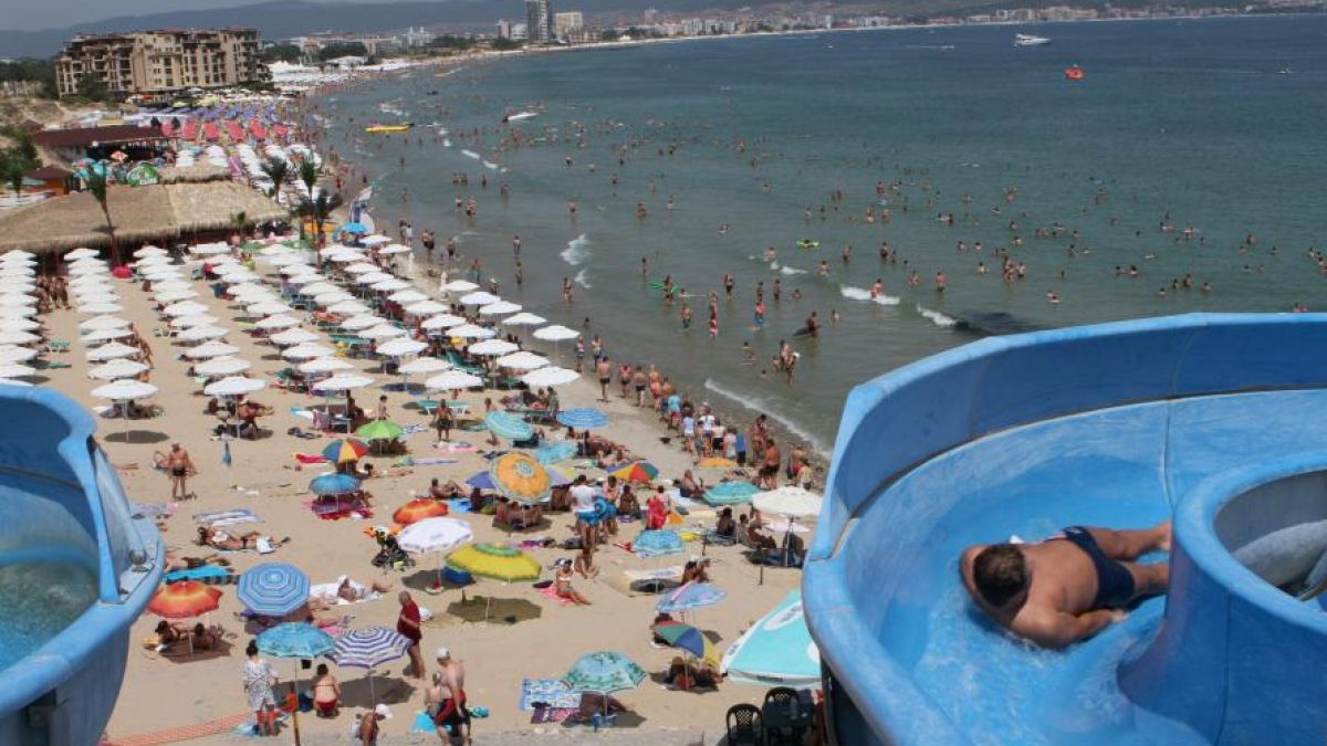 Внимание, децата с дълги коси аут от водните пързалки