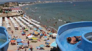 Внимание, децата с дълги коси аут от водните пързалки