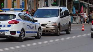 Миниван с чужди номера помете момиченце на колело на пешеходна пътека 