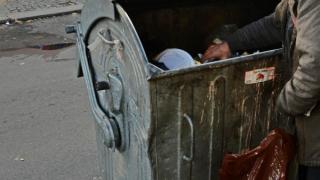 Клошар се мотае из Пловдив с хиляди левове, евро и долари, съдбата обаче го изненада неприятно...