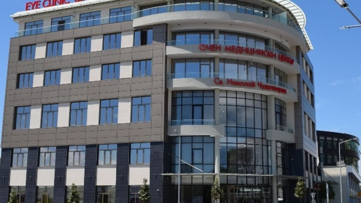 Пълно безумие в Бургас! Мъж изстреля сигнална ракета посред нощ