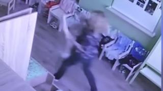 Учителка-злодей прави ужасяващи деца в руска детска градина (ВИДЕО)