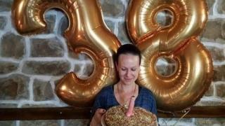 Скандално поведение в бургаско село! Директорка на школо забучи мъжки полов орган на торта и се похвали (СНИМКА 18+)