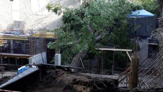 Такова чудо не е имало! Цяла улица се срути в дупка във Варна 
