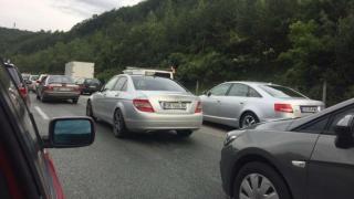 На "Хемус" е истински ад, колите пъплят едва-едва по аутобана (СНИМКИ)