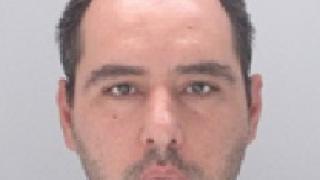 Виждали ли сте този мъж? Варненската полиция го издирва под дърво и камък (СНИМКА)