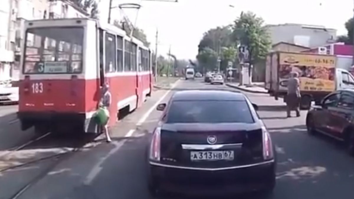 Баровец с Кадилак спаси висяща от трамвай баба (ВИДЕО)