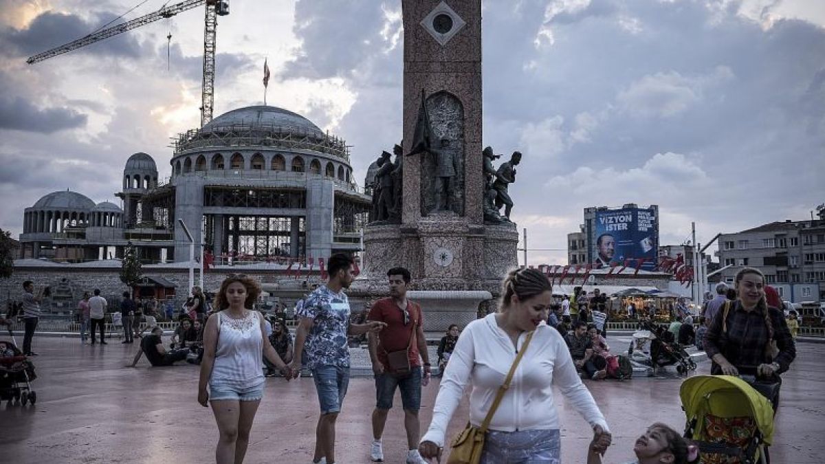Днес е важен ден в Турция! Гласуването започна 