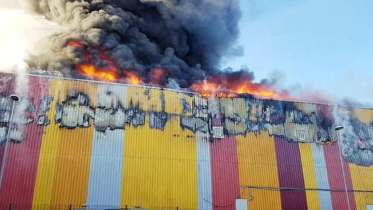 Огромен пожар бушува в Лондон (СНИМКИ)