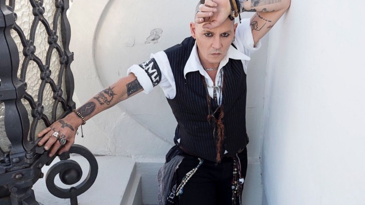 Джони Деп: "Не е вярно, че харча по $30 000 за вино на месец, много повече са!"