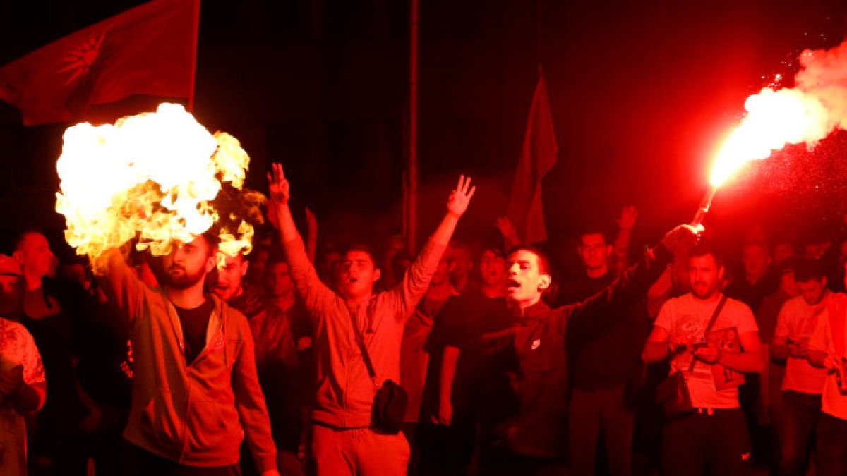 Хиляди на протест в Скопие! Обвиниха политиците в национално предателство 