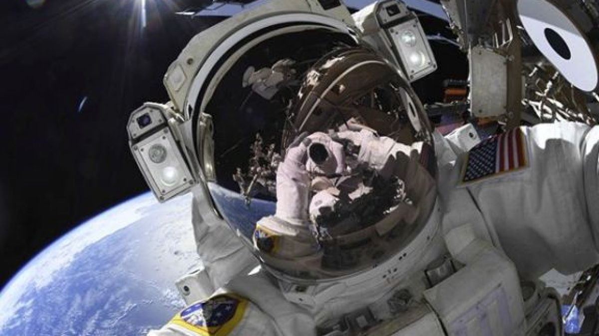 Американски астронавт се похвали с уникално СЕЛФИ от Космоса 