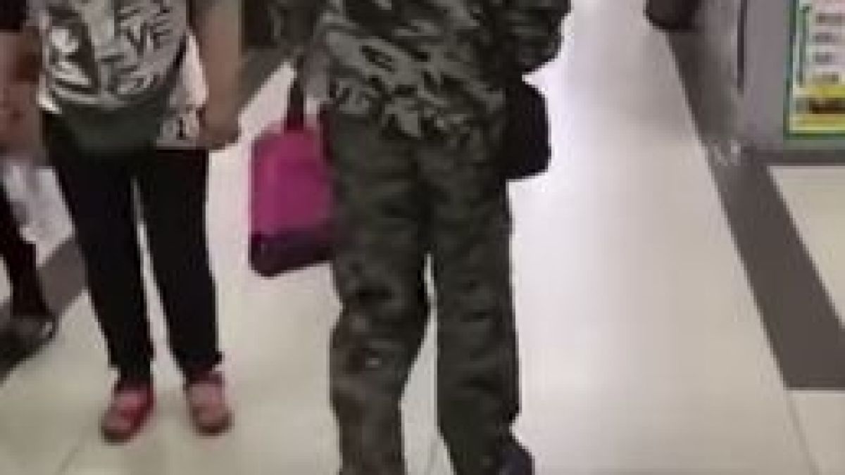 Китаец изведе малките си патенца на разходка в... мола (ВИДЕО)